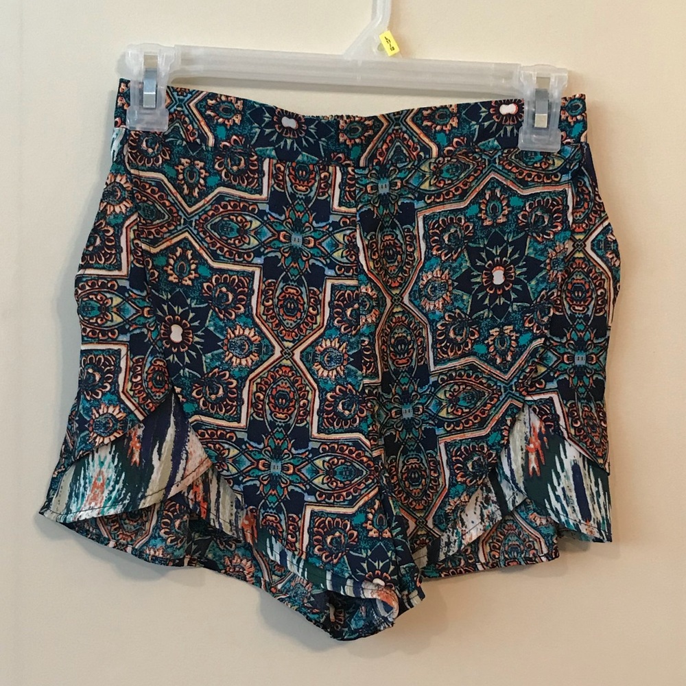 🌸Patterned Ruffled Dress Shorts🌸 - Picture 2 of 3